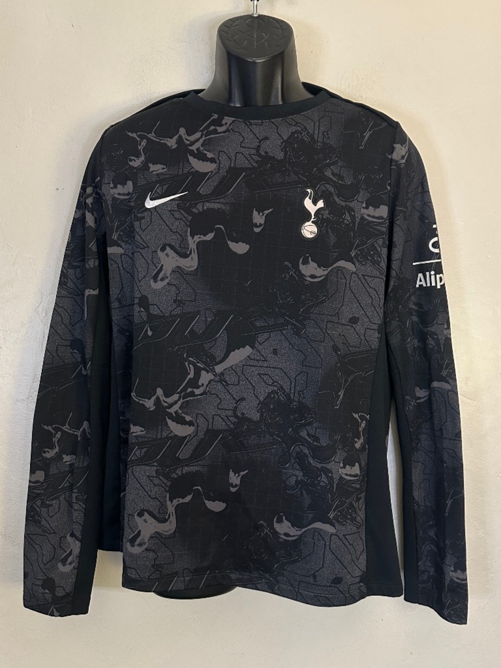 Tottenham Hotspur Nike Athletic Shirt Large Gently worn 100% polyester sueded